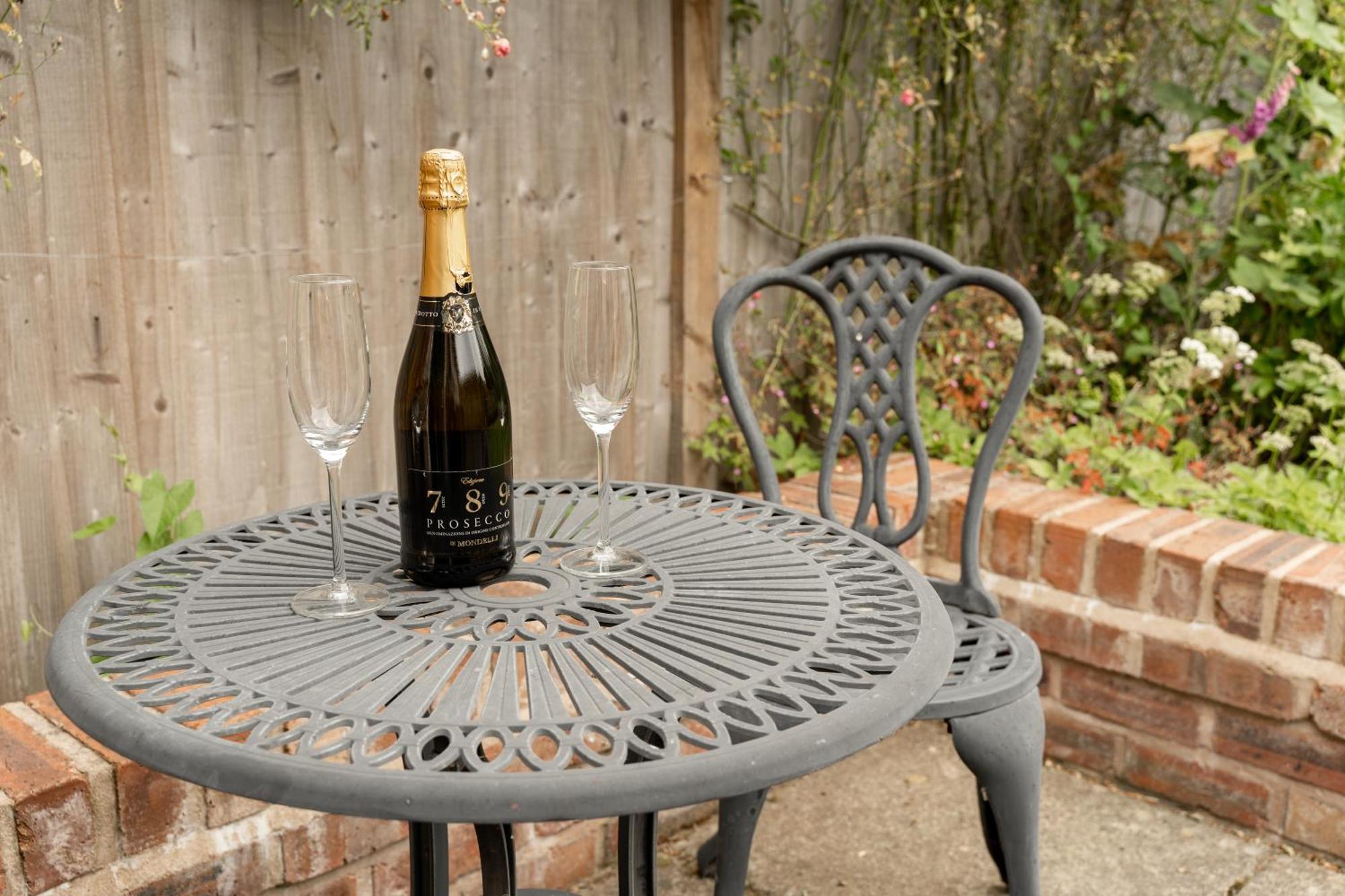 Cosy 2 Bed Cottage In Charming Village Of Christleton - For Up To 5 Exterior photo